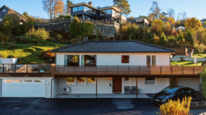 Velkommen til Markaneset 82 – en innholdsrik enebolig med god plass til hele familien, flotte uteområder og egen utleiedel.