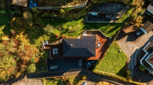 Eiendommen har en eiet tomt på 988 m² opparbeidet med blant annet plenarealer, beplantning, terrasser og biloppstillingsplass.