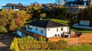 Her får du en romslig enebolig med totalt 257 m² bruksareal (BRA), inkludert garasje og utvendige boder. 