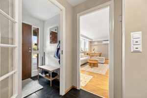 Den separate inngangen gir en naturlig avgrensning mellom hovedboligen og utleiedelen. Leieinntekten er skattefri iht. dagens regelverk.