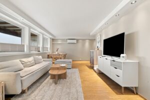 Det er vegghengt varmepumpe i utleiedelen (luft-til-luft), som bidrar til et behagelig inneklima. Legg merke til den flotte lyskassen med downlights.