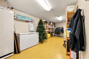 Praktiske lagringsarealer gjør det enklere å holde orden på familiens utstyr.