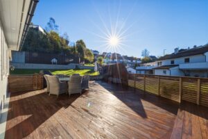 Her kan du virkelig nyte utelivet – med hele 163 m² terrasse- og balkongareal er det god plass til flere ulike møbleringssoner.