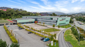Det er rimelig nærhet til populære Nordahl Grieg videregående skole.