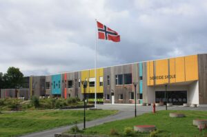 Søreide skole (1-7 kl.) finner man innen gåavstand. Skolen har moderne fasiliteter og stod ferdigstilt i 2014.