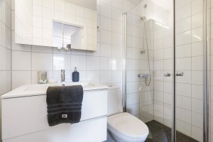 Glimt av badet som er avsatt til hovedsoverommet. Badet har en lys og tidløs stil samt varme i gulvet.