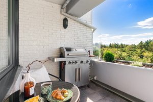 Her sitter man uforstyrret og kan nye solen i koselige omgivelser. 