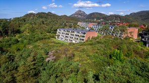 Bjørndalskogen borettslag består av totalt 386 andelsboliger, BOB er lagets forretningsfører.  Leiligheten er gunstig plassert i fremste rekke uten sjenerende innsyn.