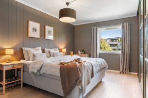 Det er tre gode soverom i leiligheten. Samtlige har god størrelse. Bildet viser hovedsoverommet, som både har skyvedørsgarderobe og adkomst til eget bad.