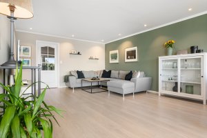Det medfølger fast garasjeplass med elbillader og ekstern bod i 1. etasje (merket nr. 10 - areal 5 m2). Det er også en felles sykkelbod med utvendig adkomst.
