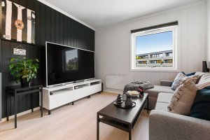 Det andre soverommet benytter dagens eier til TV-stue og hjemmekontor. Rommet har fine kvaliteter og sjenerøs størrelse.