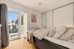 Det er 3 gode soverom. Bildet viser master-soverom med tilhørende skyvedørsgarderobe.