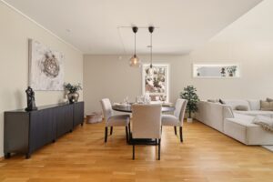 Det er god plass til et stort spisestuebord, der kan man samle familie og venner til hyggelige måltider.