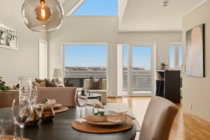 Dette er en leilighet som det er lett å finne seg til rette i. Den gode størrelsen gir fleksibilitet og mulighet for private soner for familiens medlemmer.