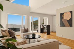 Her får du en helt spesiell beliggenhet, der store vinduer og glassrekkverk på terrassen gir fri sikt mot sjøen og skaper en rolig og harmonisk atmosfære.