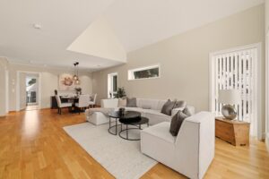 Stuen har sjenerøs størrelse og er malt i en tidsriktig fargetone. Det er meget god takhøyde i deler av stuen, som skaper en positiv romfølelse.