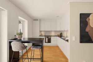 Moderne og flott Sigdal kjøkken med profilerte fronter og integrerte hvitevarer.