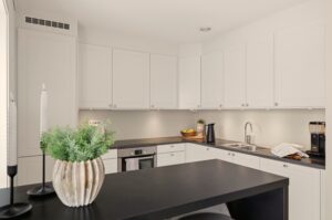 Det er bra med skap- og benkeplass på kjøkkenet til kokkelering. 