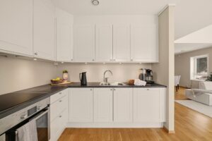 Kjøkkenet er utstyrt med komfyrvakt og fuktsensor med automatisk vannstopper – praktiske sikkerhetsløsninger som gir ekstra trygghet i hverdagen.