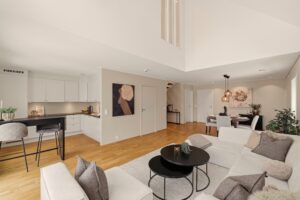 Leiligheten har god størrelse (113 m² BRA-i) og består blant annet av 3 romslige soverom, helfliset bad + separat toalettrom m.m.