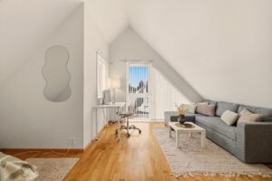 Dette soverommet har god størrelse med plass til både sittegruppe, leksepult og seng i nisjen til venstre.