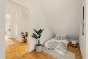 Lysmalt og trivelig soverom med nisje til dobbeltseng.