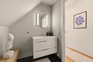 På øvre plan er det et separat og flott toalettrom. Det er praktisk og veldig greit med toalett i begge etasjer.