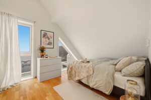 Det tredje soverommet fremstår som koselig innredet. Har får man en herlig utsikt utover fjorden. 