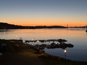 Her på Bjorøy Brygge får man det beste av to verdener. Nydelig utsikt, flotte solnedganger, umiddelbar nærhet til sjøen og rimelig nærhet til daglige fasiliteter.