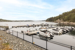 Rett nedenfor bygget er det en marina. Selger leier båtplass i anlegget som kan videreleies av kjøper.
