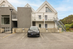 Det følger med fast parkeringsplass med elbillader. I tillegg er det gjesteparkering for besøkende. Rett utenfor leiligheten er det en isolert sportsbod med innlagt strøm.