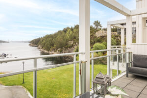 Tilknyttet leiligheten er det 2 uteplasser, der solen kan nytes i koselige omgivelser. Denne terrassen er på 11 m² og har nydelig sjøutsikt og sol utover kvelden.