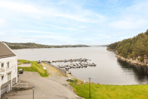 Det er upåklagelig og herlig utsikt over sjøen fra leiligheten. Sjøutsikt med et stadig skiftende bilde, båter som glir forbi, gjør noe med bo- og livskvaliteten.