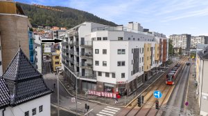 Leiligheten ligger hÃ¸yt i bygget og vender mot rolig gate. 