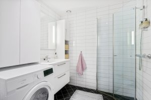 Pent bad pÃ¥ 3,7 mÂ² med fliser pÃ¥ gulv og vegger. Innredning med god skapplass. Plass og opplegg til vaskemaskin og tÃ¸rketrommel. 
