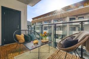 Fra stuen er det utgang til altan pÃ¥ 9,7 mÂ² med egen bod pÃ¥ altanen. Leiligheten har ogsÃ¥ ekstern bod pÃ¥ 5.4 mÂ².