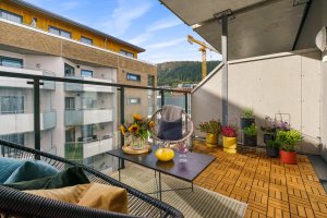 STILSIKKER 2-ROMS EIERLEILIGHET MED PRIVAT ALTAN - FELLES TAKTERRASSE - HEIS - FAST GARASJEPLASS