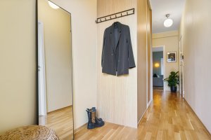 I gangen er det stor  skyvedÃ¸rsgarderobe samt god plass til skol og yttertÃ¸y. 