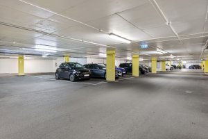 Det medfÃ¸lger fast parkeringsplass i felles garasjeanlegg - lader til el bil. Egne gjesteplasser. 