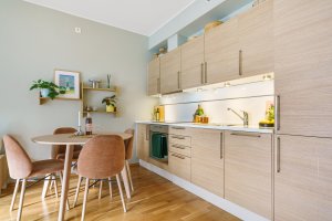 TidlÃ¸s og elegant kjÃ¸kkeninnredning fra HTH med god skap og benkeplass. 