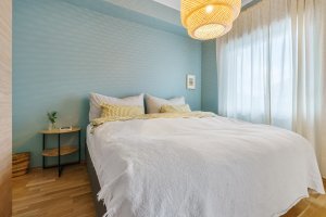 Soverommet har et areal pÃ¥ 11,2 mÂ². Her er plass til dobbeltseng og gode garderobelÃ¸sninger. 