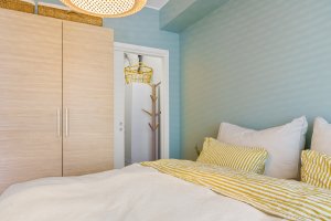 Fra soverommet er det dÃ¸r til Innvendig bod pÃ¥ 2,8 mÂ². Det er garderobeskap bÃ¥de pÃ¥ soverom og i boden.