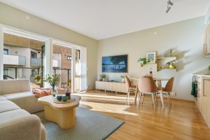 Lys og innbydende stue med vannbÃ¥ren oppvarming. Balansert ventilasjonsanlegg med varmegjenvinner gir leiligheten et godt inneklima.