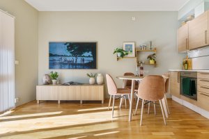 Det er praktisk lÃ¸sning mellom stue/kjÃ¸kken som har et areal pÃ¥ 21,9 mÂ² og takhÃ¸yde pÃ¥ ca  2,70 meter. 