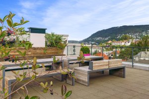 PÃ¥ takterrassen kan du nyte den fine utsikten. Her er det sol fra morgen til sent pÃ¥ kveld.  