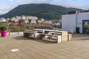Takterrassene er tilrettelagt med flere sittegrupper. 