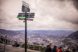 Fra leiligheten har du rask tilgang til Bergens vakreste turområder. Fløyen byr på lett tilgjengelig hverdagsmosjon, mens Vidden og Stoltzekleiven gir deg mer utfordrende turer. Et paradis for deg som vil kombinere byliv med friluftsliv.