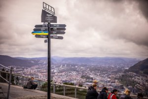 Fra leiligheten har du rask tilgang til Bergens vakreste turområder. Fløyen byr på lett tilgjengelig hverdagsmosjon, mens Vidden og Stoltzekleiven gir deg mer utfordrende turer. Et paradis for deg som vil kombinere byliv med friluftsliv.