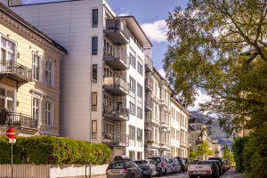 Hovdedinngang til leiligheten både fra Rosenbergsgaten (i bildet) og Bohrs gate. Borettslaget består kun åtte leiligheter. Borettslaget består av seksjon 2 og 3 i Sameie Rosenbergsgaten 20