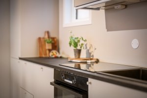 Godt med skap og benkeplass. 